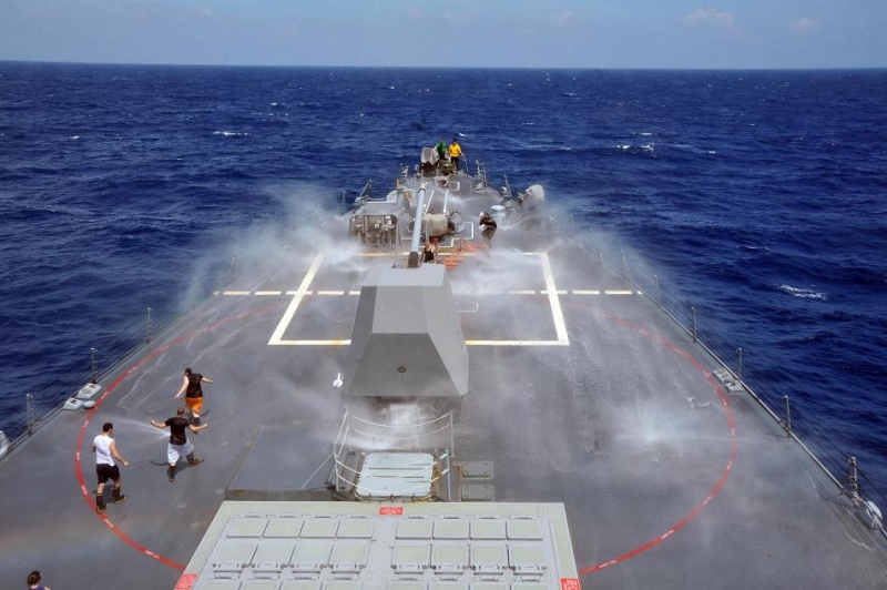 US Navy proche des eaux chinoises F2012118
