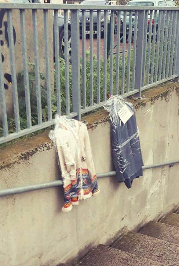 بالصور : حملة فرنسية لترك الملابس بالشوارع للمحتاجين Eeeoee68