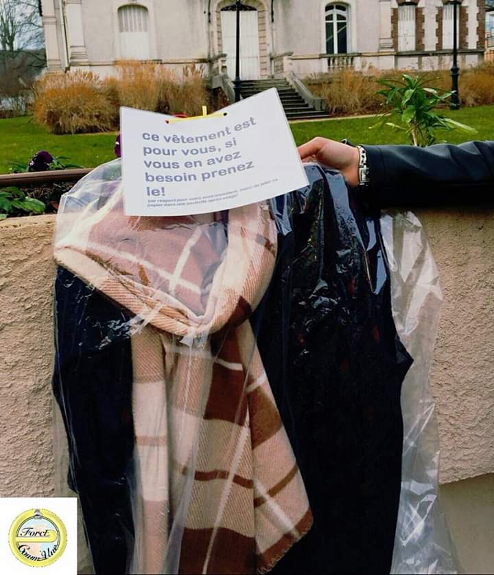 بالصور : حملة فرنسية لترك الملابس بالشوارع للمحتاجين Eeeoee70