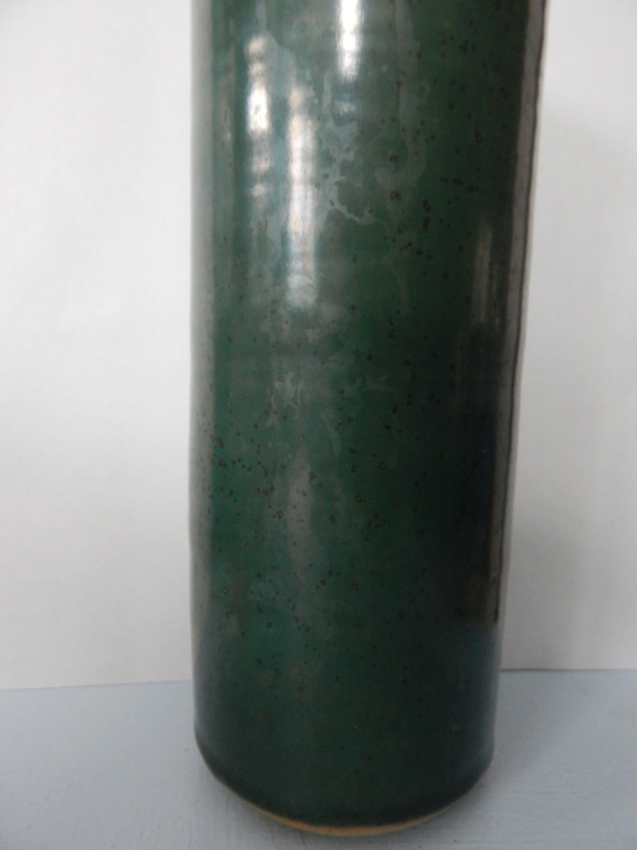 Vase rouleau céramique vert  marque au talon palmier en creux - Charles Chivilo Dscn4417