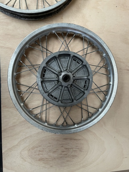 Paire de roue à rayon BMW série 7 double disques ( VENDU) Img_4624