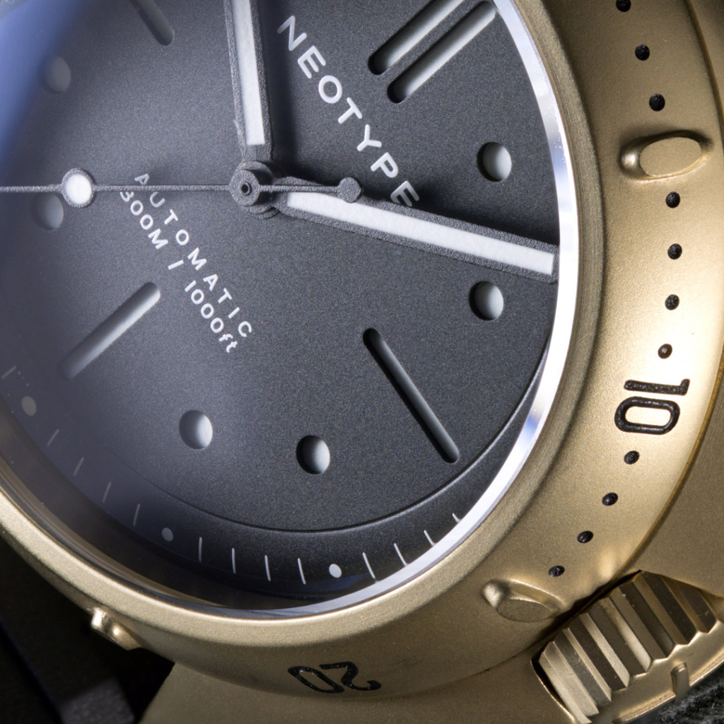 Neotype Watches - une nouvelle marque au design pas banal ! - Page 2 Gold_c10