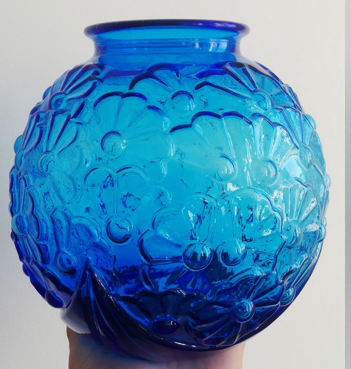 Vase boule art deco en verre bleu cobalt décor fleurs geométriques Img_2014
