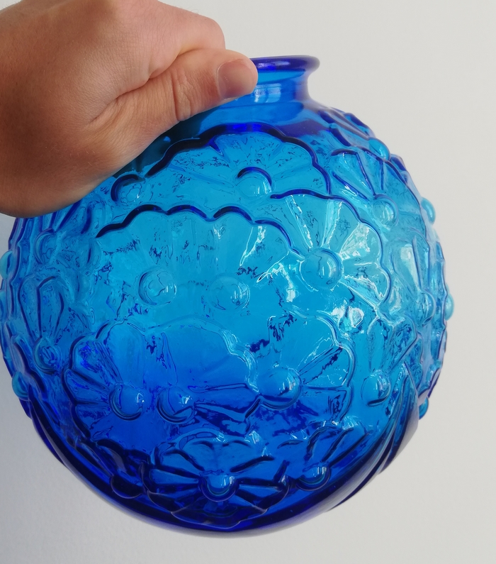 Vase boule art deco en verre bleu cobalt décor fleurs geométriques Img_2015