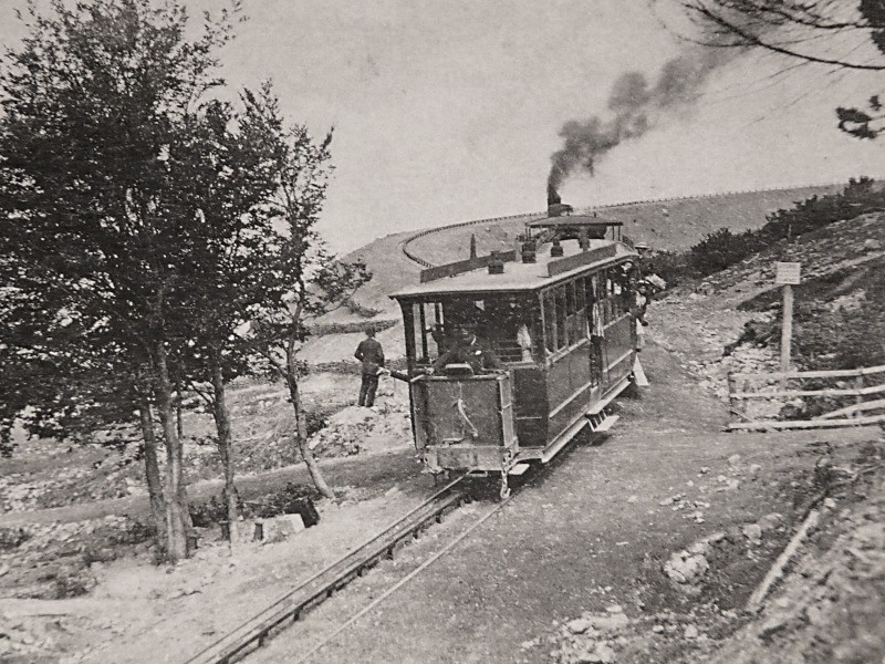 le tram  l'arrt du Col de Ceyssat Train10