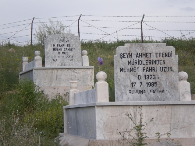 Kymz Kabristanl "Kim Ziyaret eder Kabirde yatan Ahmedi, Mehmedi, Erge Mevladan bulur rahmeti" Kabirde yatan tm mevtalarn ruhuna el fatiha... Resim212