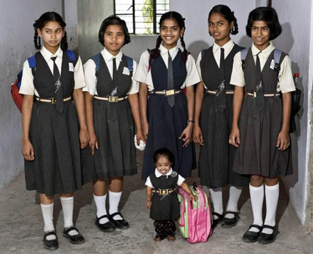 la plus petite fille en inde elle a 15 ans . Deb40e13