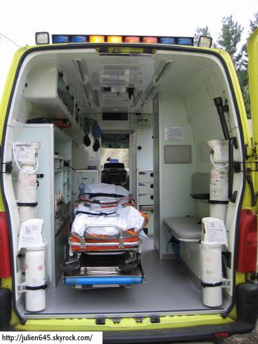 Ambulances - cloisons entre cabines chauffeur et sanitaire 13238710