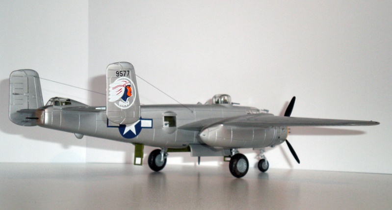 [Revell (Hasegawa)] 1/72 - North American B-25J Mitchell "Lady Lil" Air Apache B25-j_18