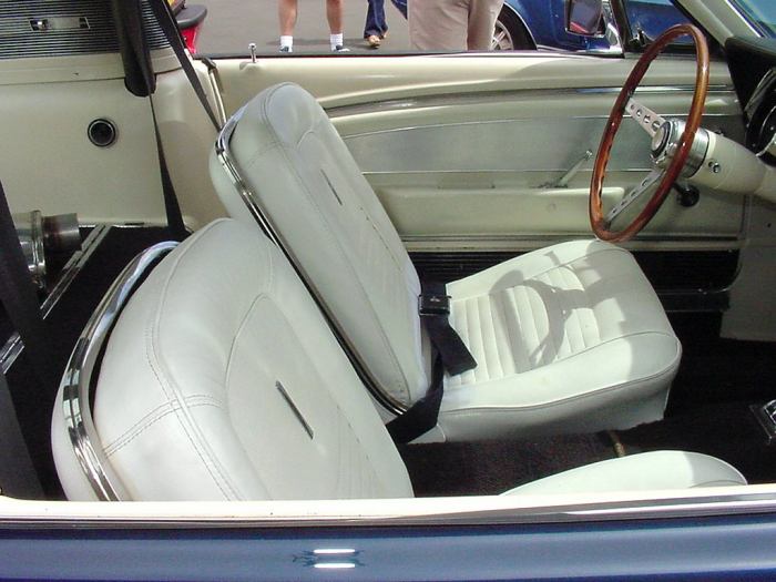 Shelby Mustang seat belts Dsc02510