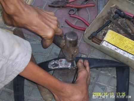 A man fixing tyres with his feet Pic1010