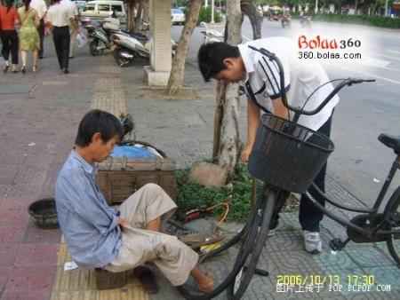 A man fixing tyres with his feet Pic110