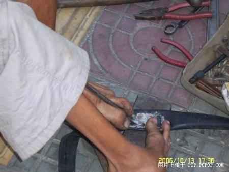 A man fixing tyres with his feet Pic1110