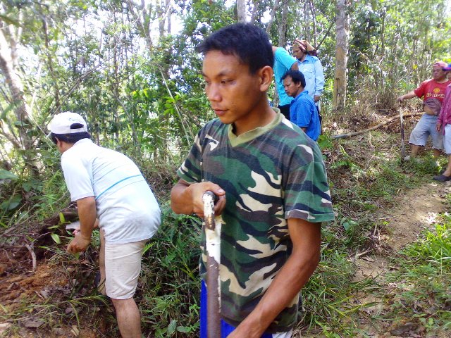 Gotong-royong membaiki paip di mararagang -21jan2012 21012012