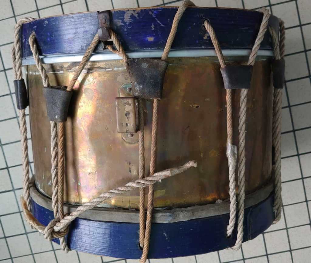 Les instruments de musique : caisses - tambours - clairons - trompettes - Page 3 Tamb_110
