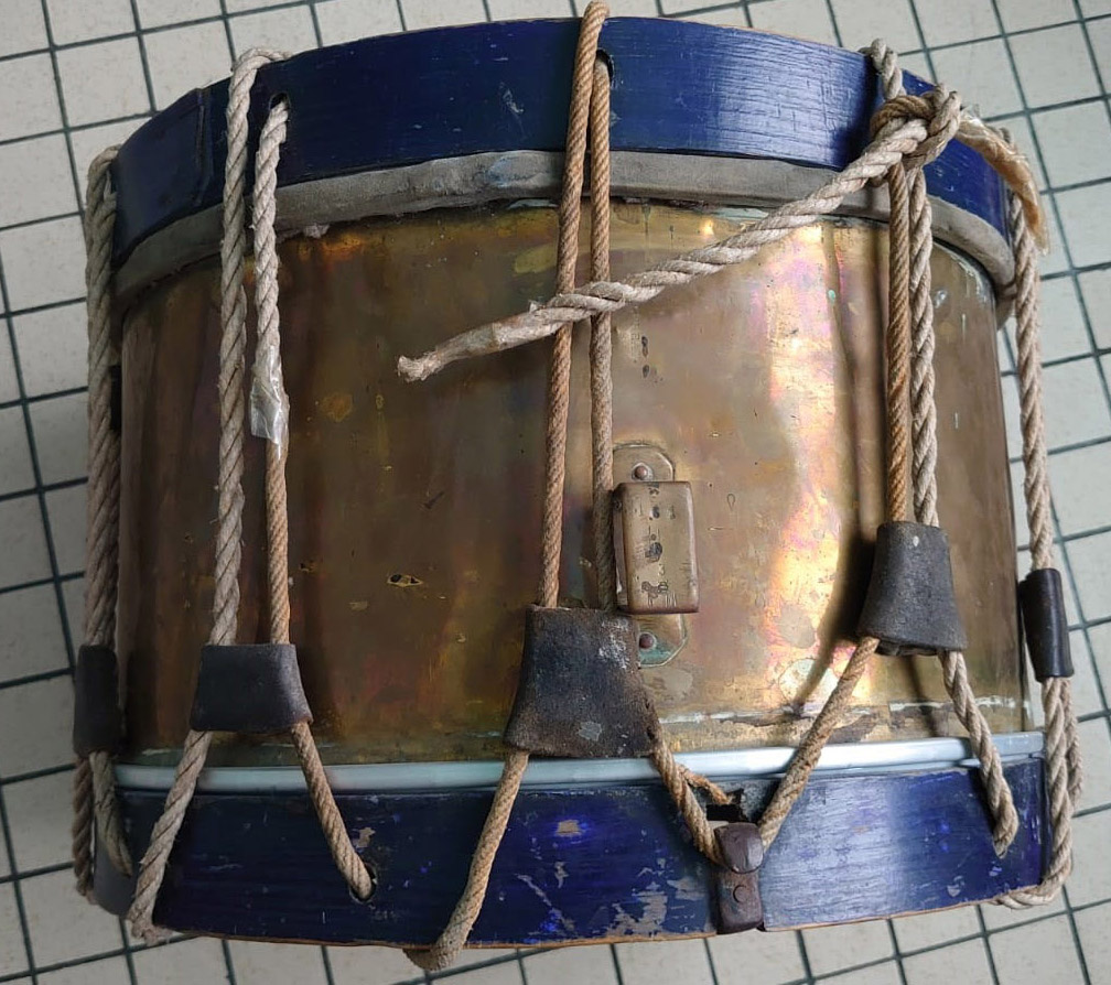 Les instruments de musique : caisses - tambours - clairons - trompettes - Page 3 Tamb_310