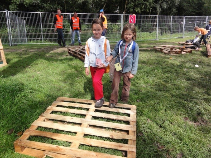 Dukendam 2011, zondag 14 augustus: vloeren leggen Dsc08992