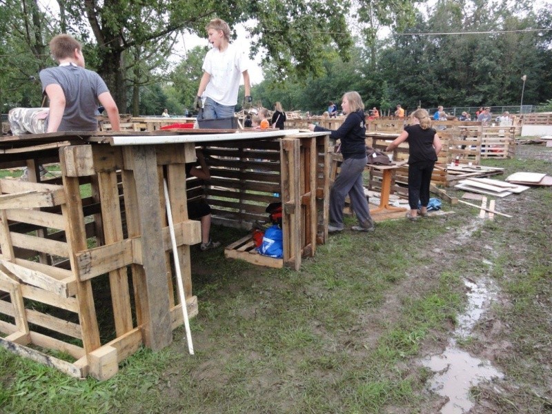 Dukendam 2011, zondag 14 augustus: en dan wordt er echt gebouwd Dsc09074