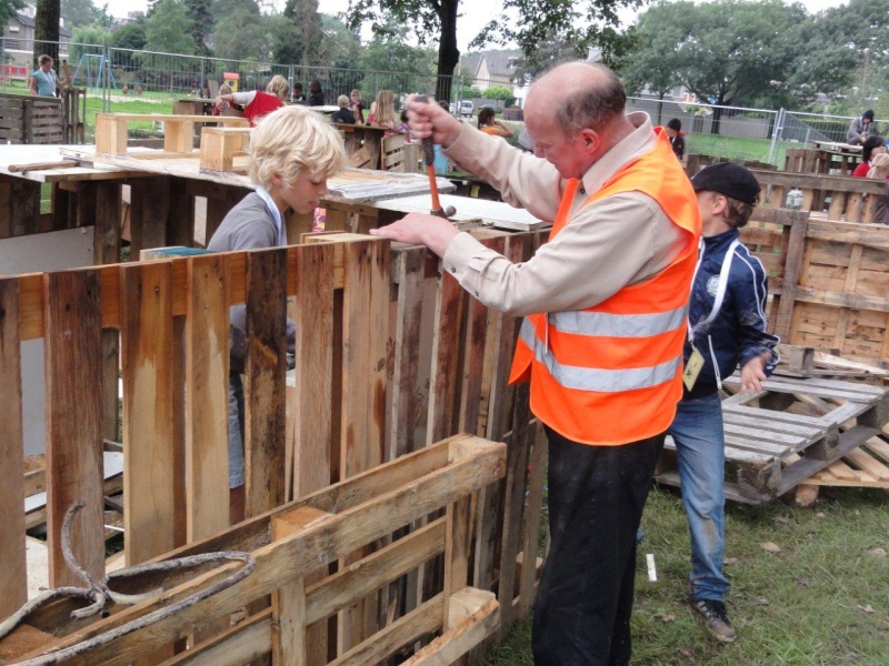 Dukendam 2011, zondag 14 augustus: en dan wordt er echt gebouwd Dsc09162