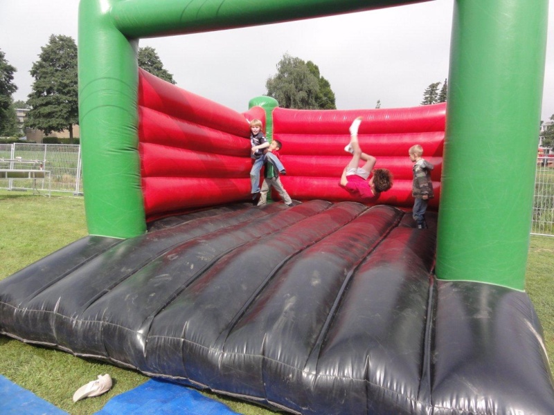 Dukendam 2011, maandag 15 augustus: foto's medewerkers tussen springkussen en sport en spel.  Dsc09256