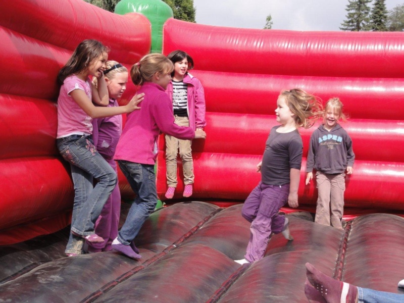 Dukendam 2011, maandag 15 augustus: foto's medewerkers tussen springkussen en sport en spel.  Dsc09319