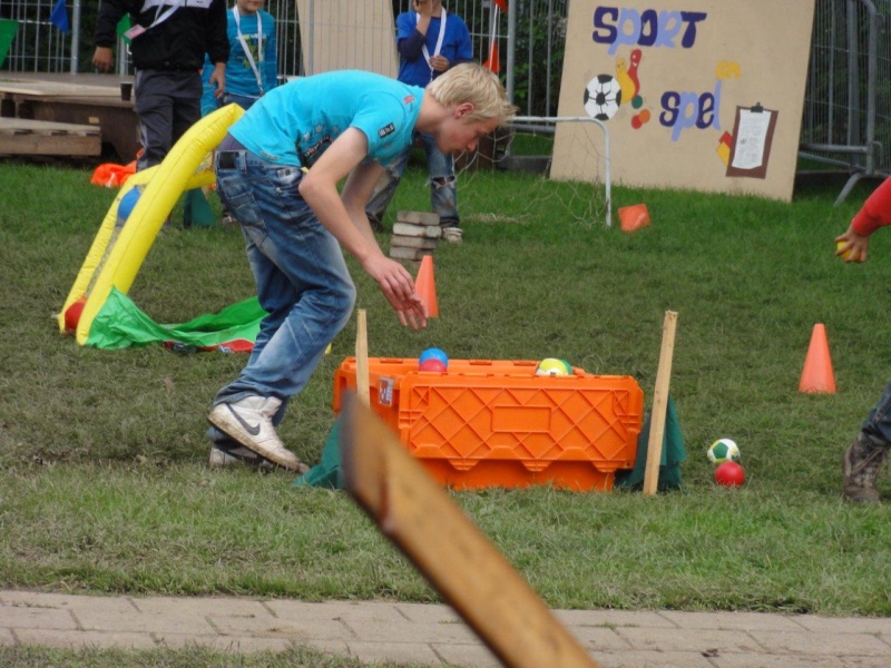 Dukendam 2011, maandag 15 augustus: foto's medewerkers tussen springkussen en sport en spel.  Dsc09413