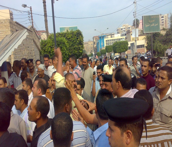 اضراب امناء وعساكر الشرطة امام مديرية امن كفر الشيخ  File0710