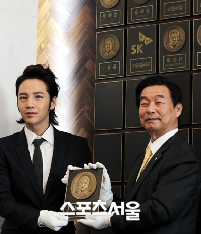 [23.12]Jang Geun Suk est honoré par son université Untitl78
