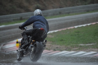 Rouler sous la pluie en dragon Supercorsa ?? A3_86510