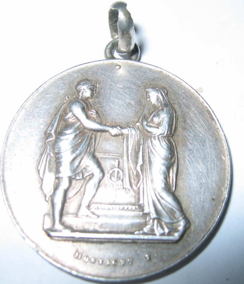 Très belle médaille de mariage en argent - Initiales et date 22 août 1910 Img_3813