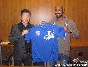 Après Anelka, le Français Jean Tigana signe avec le club de Shanghai Shenhua - 自阿内尔卡后，法国教练蒂加纳也与上海申花俱乐部签约   Anelka10
