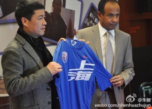 Après Anelka, le Français Jean Tigana signe avec le club de Shanghai Shenhua - 自阿内尔卡后，法国教练蒂加纳也与上海申花俱乐部签约   Tigana10