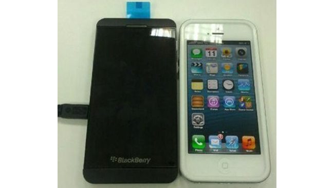 BlackBerry 10 device spotted next to an iPhone 5 Bb10ip10