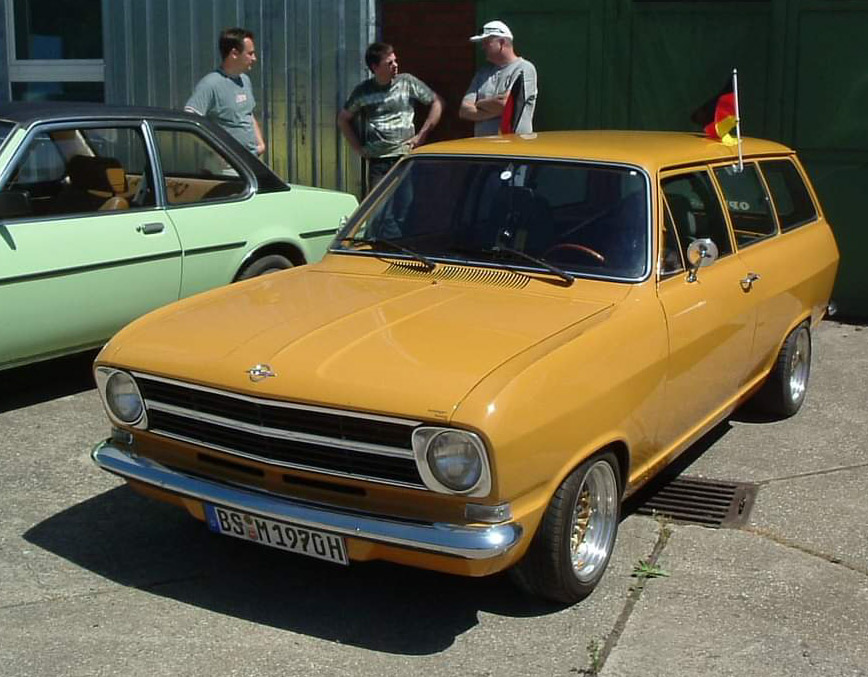 Pár pěkných fotek z přátelského Opel setkání v roce 2004  Psx_2758