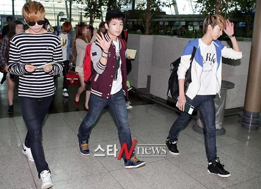 Les Teen Top ont attirés l'attention sur eux à l'aéroport d'Incheon à cause de leur vêtements 20110914