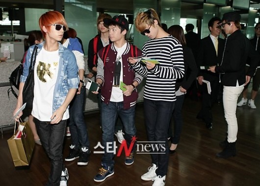 Les Teen Top ont attirés l'attention sur eux à l'aéroport d'Incheon à cause de leur vêtements 20110917