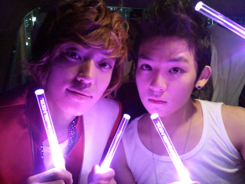 [28/09/11] Niel & Ricky avec le Lightstick officiel des Angels (ME2DAY) Tumblr27