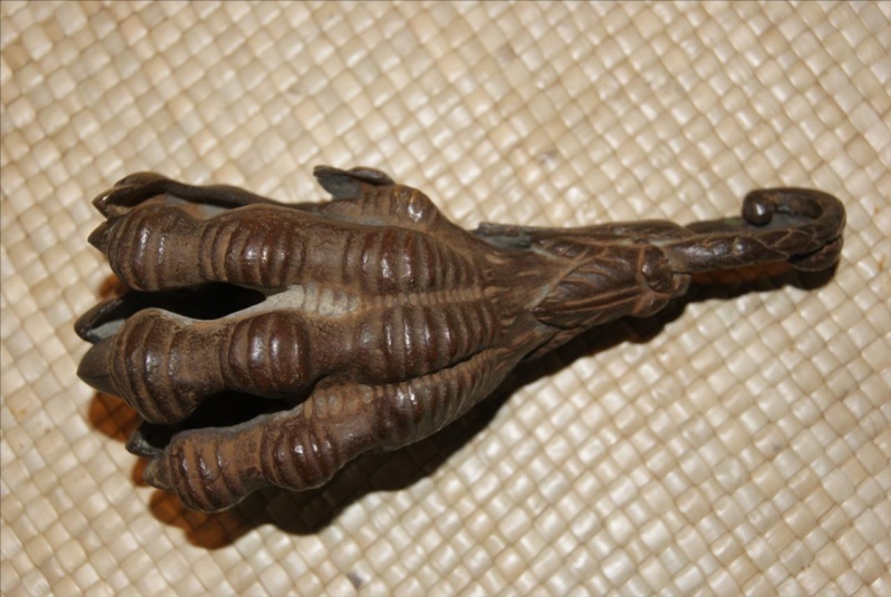 Pince à gibier en bronze - deux pattes d'aigle  Dsc01311