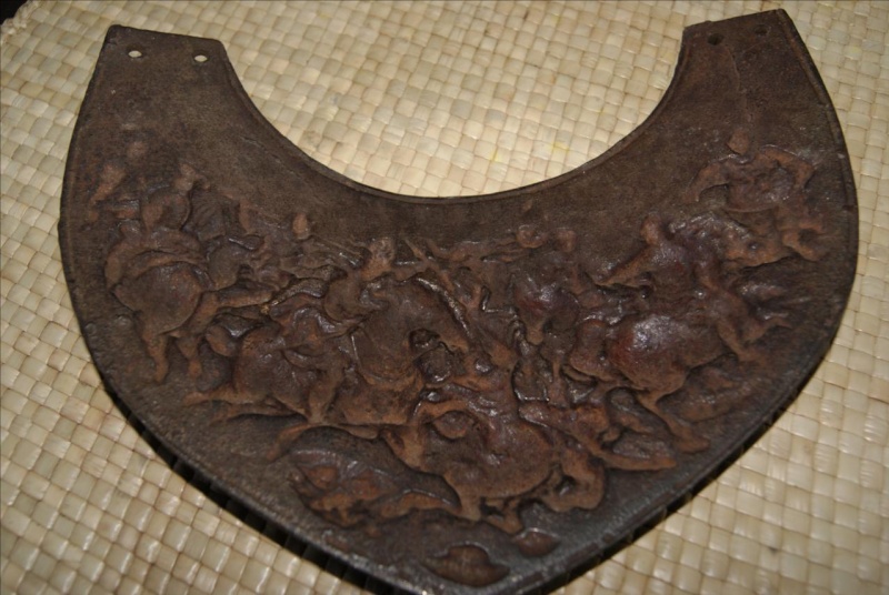 partie d'armure fer forgé sculpté  Dsc02317