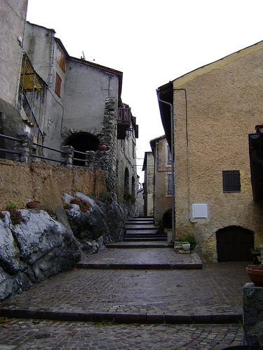 Par ordre alphabétique, des villes et des villages . - Page 29 Ilonse11