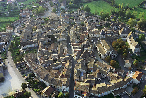 Par ordre alphabétique, des villes et des villages . - Page 13 Issige10