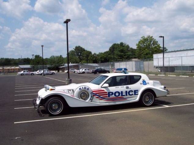 Basé sur l'ordre alphabétique, des noms de voitures, camions, dragsters, vélos, motos, tracteurs, bref tout ce qui roule !... - Page 2 Police10