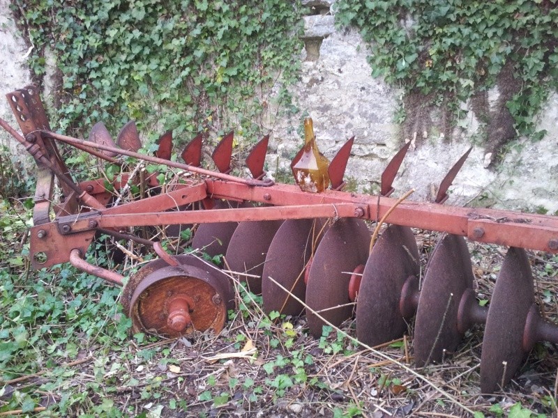 Vends Tracteur Renault 3044 + Dechaumeuse (Urgent) 2012-010