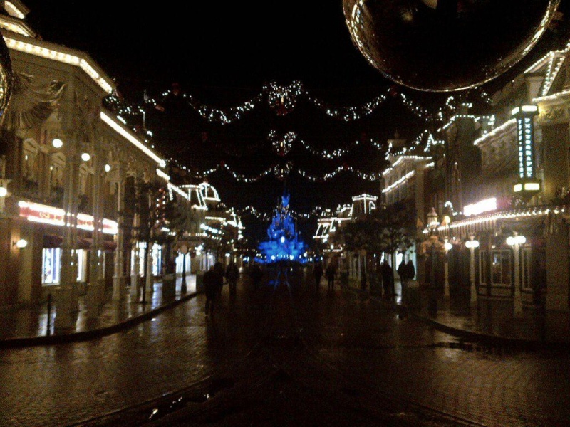 Les guirlandes de Noël au-dessus de Main Street U.S.A 17866510