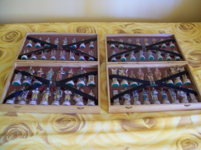 due confezioni in legno tipo valigetta con  soldatini della de nigri vendo 01218