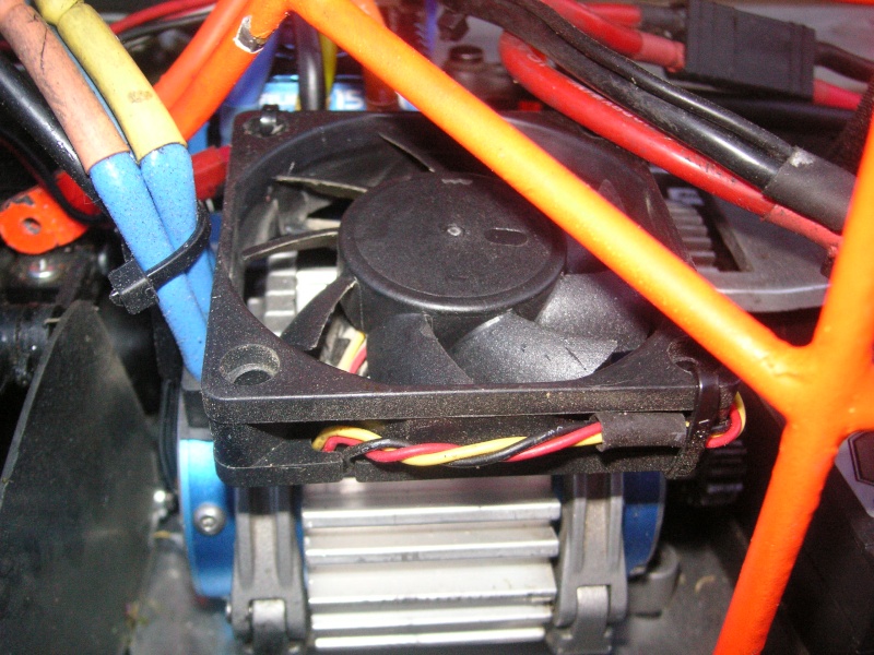 pneu pour l’été; transformation d'un nitro 1/8 en brushless pour manger du sable - Page 2 Pict0834