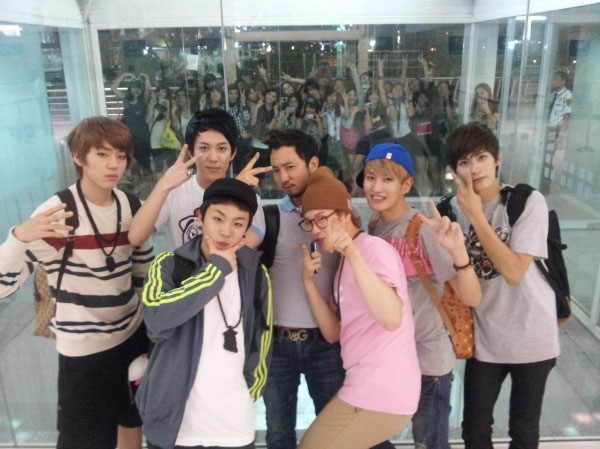 [NEWS] Block B’s B-Bomb tweets a group photo after performing in the Philippines 20110911