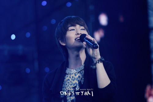 Onew @ Field of Dreams Fundraiser Concert 110908 Tumbl183