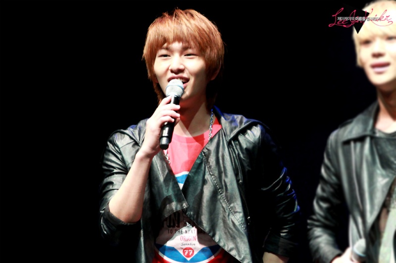 [Fan Photo] Onew au Friend of Korea 111015   1016