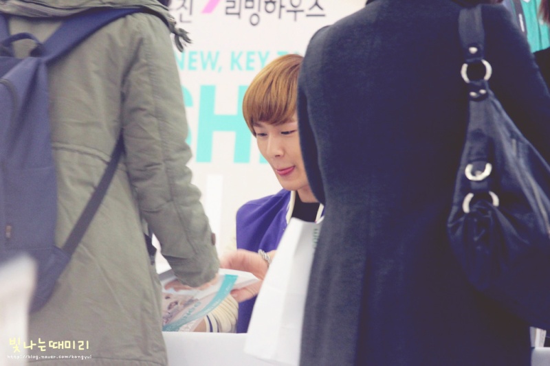  [Fan Photo] Onew au The Son of The Sun Fansigning 111213  1024